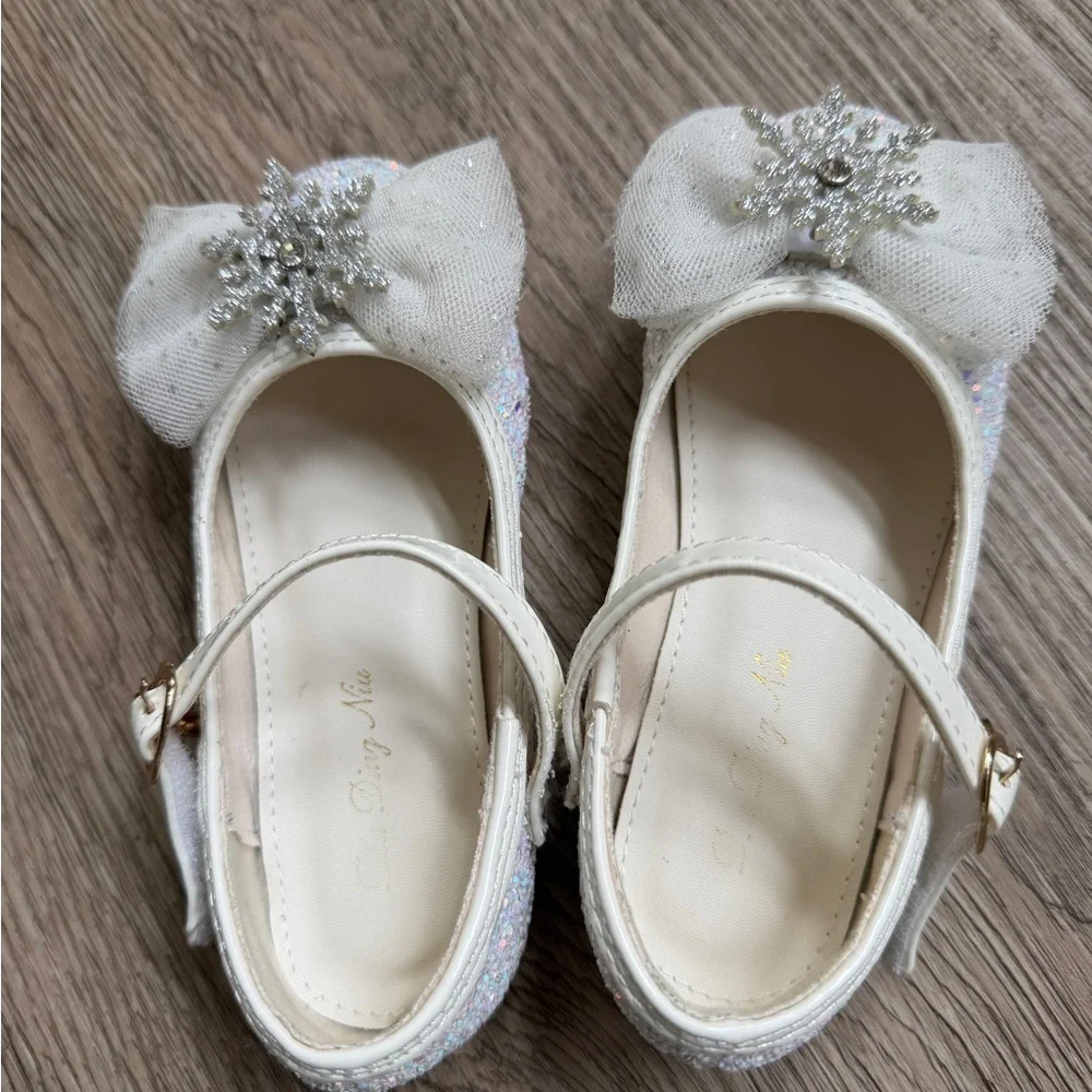 Charming White Kids Dress Shoes with Snowflake Glitter Bow Size 7